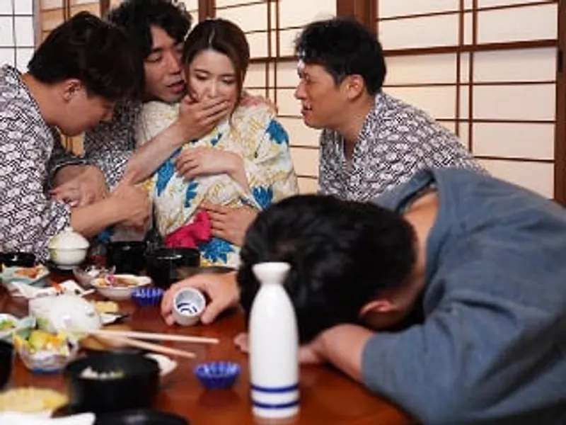 đưa cô vợ đi suối nước nóng, gã chồng không biết vợ bị người khác chịch sấp mặt