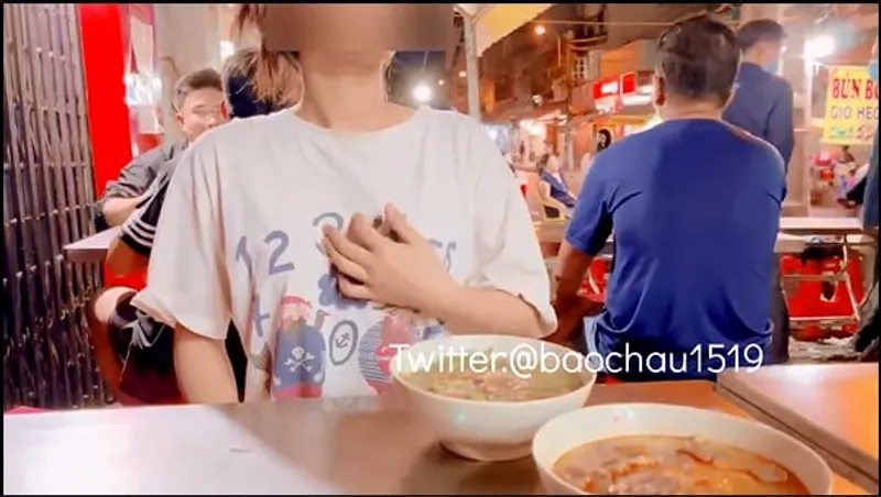 Baochau1519 show cục thịt trong quán phở