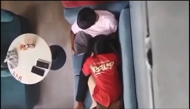 Quay lén em gái liếm mút cho gấu nơi công cộng