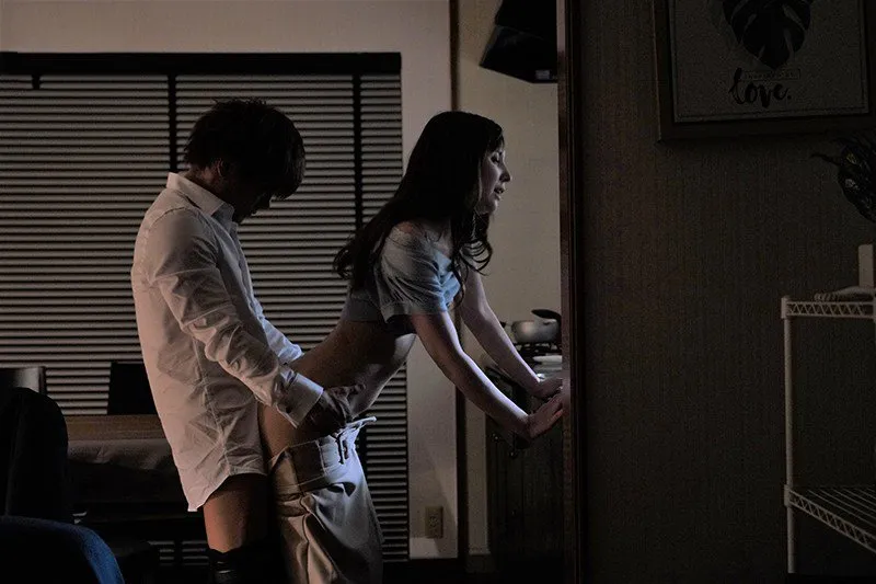 Cấp trên đi công chuyện, cậu nhân viên đến nhà trả bài bà xã ông ấy