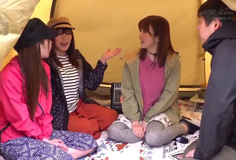 Chuyện lạ đời, ông xã thay vợ yêu đi cắm trại với mấy cô bạn của vợ ở khu phố…