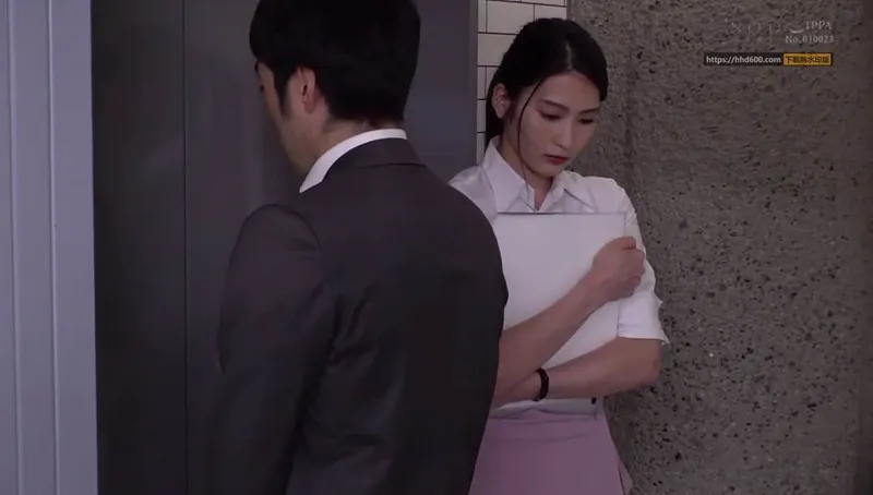 Em thư ký trắc trở bị sếp bắt vào khách sạn phục vụ đối tác