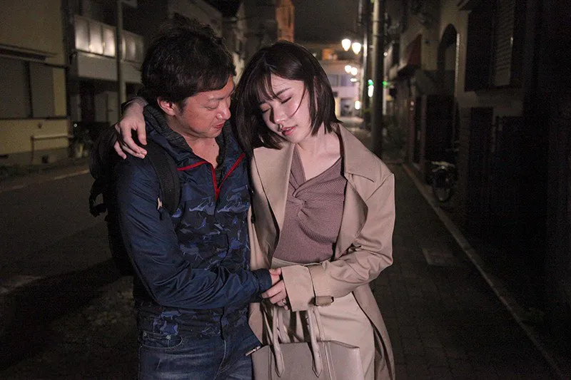 đưa cô nhân viên nữ nhậu say xỉn vì cãi nhau với ông chồng về nhà