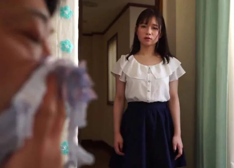 Cô bé phát hiện bố dượng biến thái ngửi đồ lót của mình