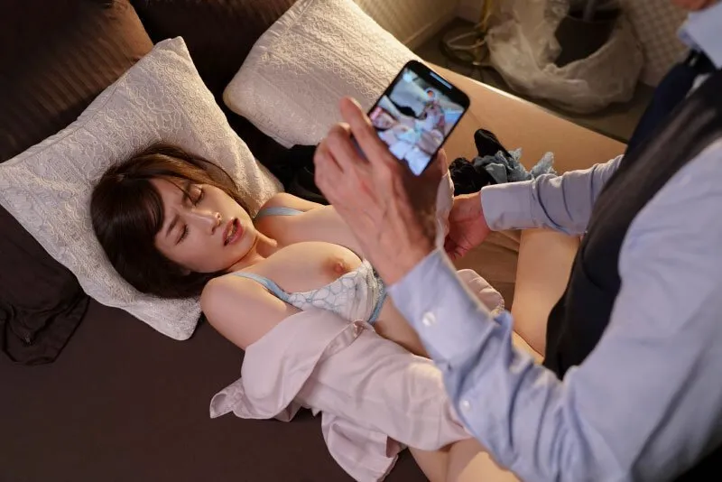 Sếp chuốc thuốc em thư ký bắt địt cả đêm khi đi công chuyện xa