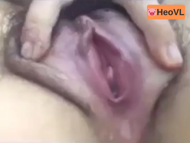 Bạn gái show cận cảnh bím đang thở